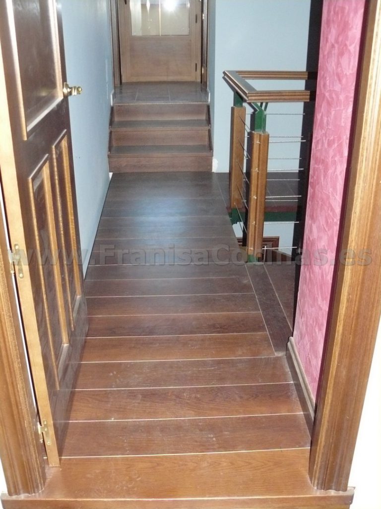 Escalera de madera de roble – FRANISA Cocinas