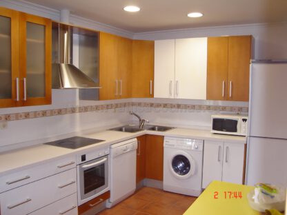 Muebles de cocina lisa haya color cerezo y blanco - Imagen 2