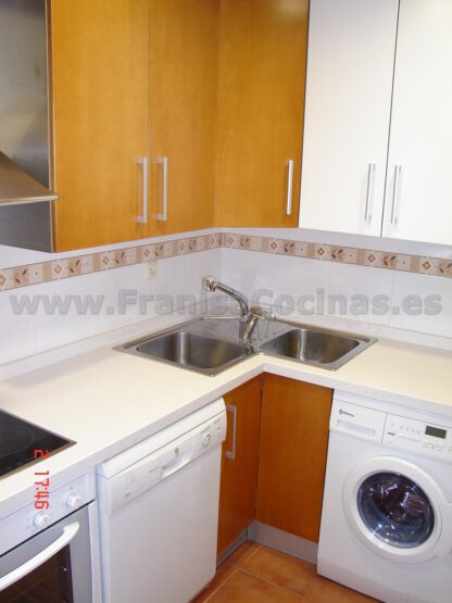 Muebles de cocina lisa haya color cerezo y blanco - Imagen 10