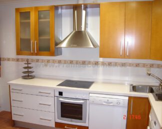 Muebles de cocina lisa haya color cerezo y blanco