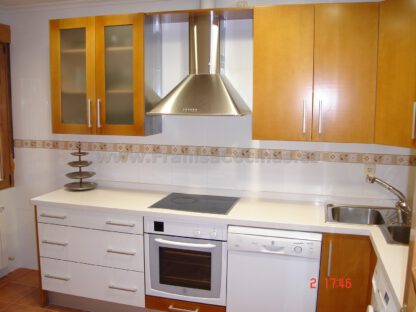 Muebles de cocina lisa haya color cerezo y blanco