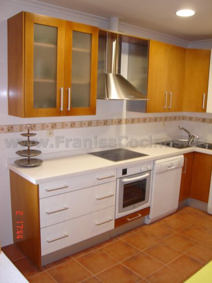 Muebles de cocina lisa haya color cerezo y blanco - Imagen 3