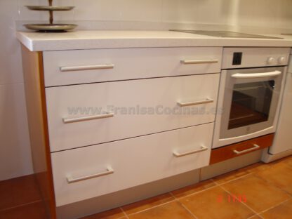 Muebles de cocina lisa haya color cerezo y blanco - Imagen 4