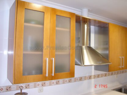 Muebles de cocina lisa haya color cerezo y blanco - Imagen 7