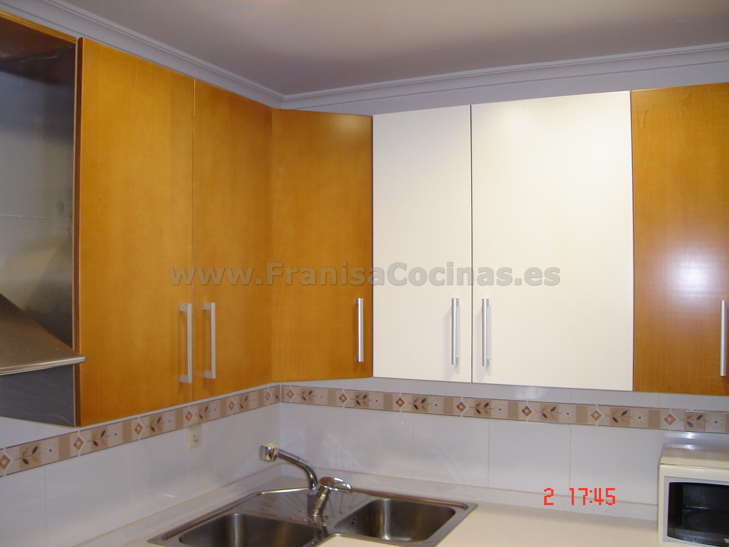 Muebles Cocina JR Reformas - Modelo de cocina abierta a dos colores. -  Laminado verde fiordo en bajos, torres de almacenaje y electrodomésticos. -  Laminado Fresno Blanco para módulos altos. - Tiradores