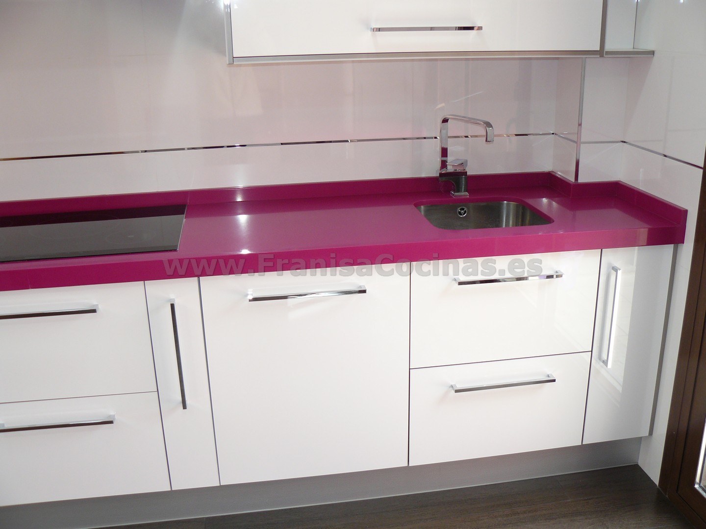 Muebles de cocina a medida en color blanco alto brillo con encimera de  formica en color trend rosa.Electrodomesticos de …