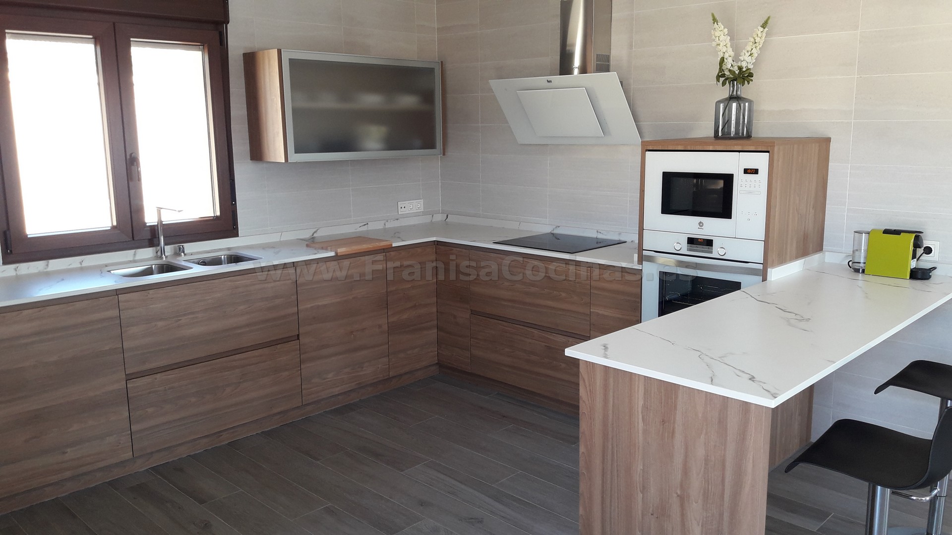 Muebles de cocina tirador uñero gola madera - Imagen 71