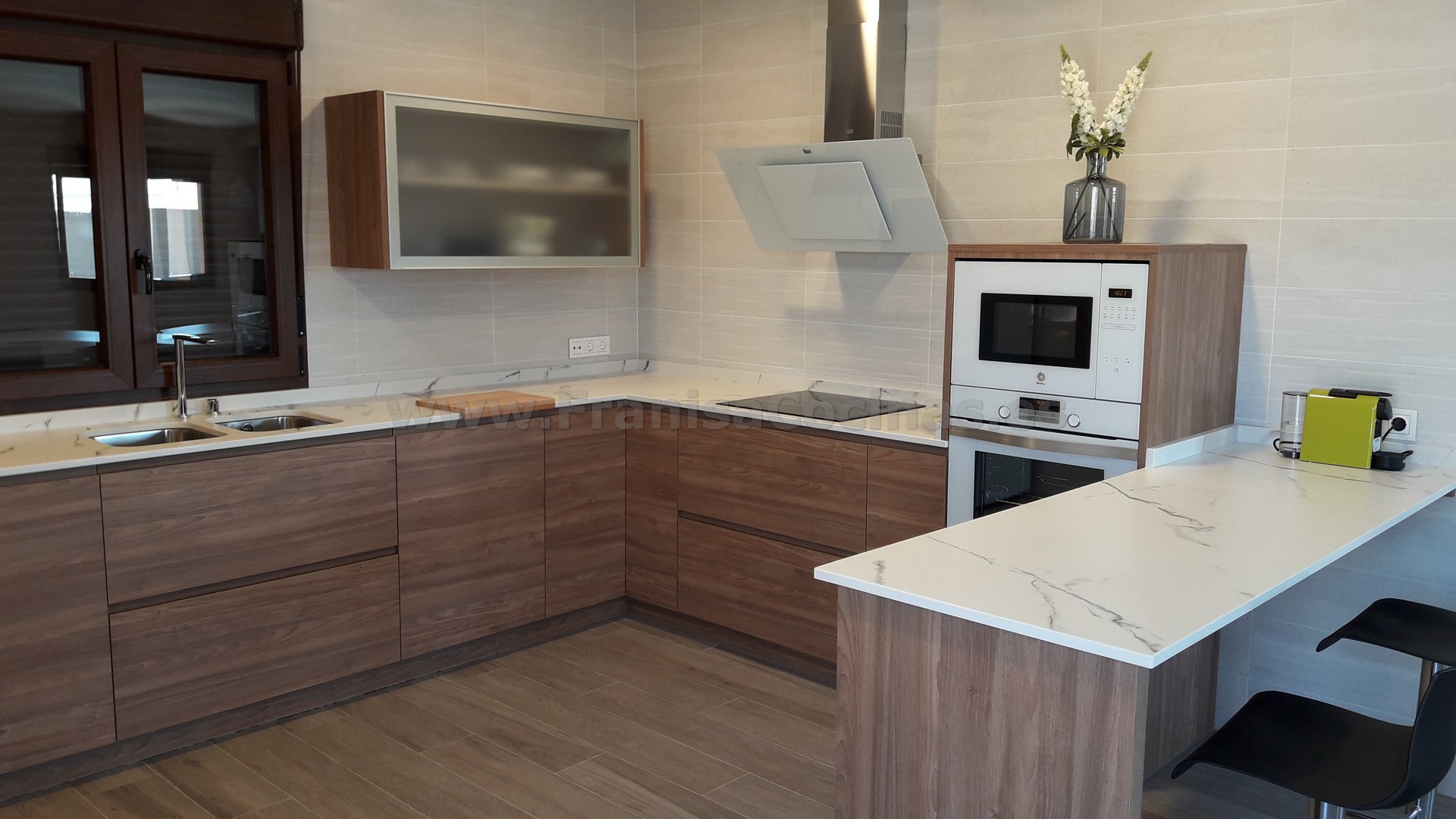 Muebles de cocina tirador uñero gola madera - Imagen 62