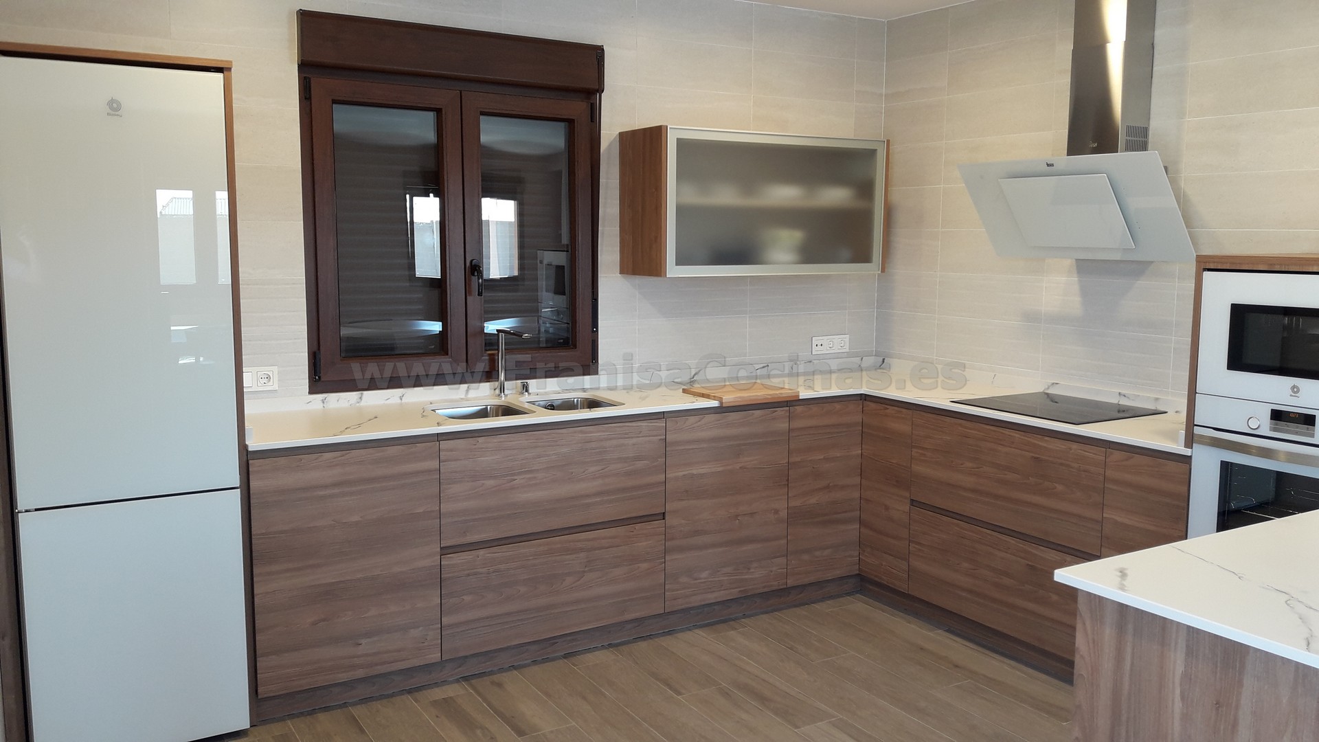 Muebles de cocina tirador uñero gola madera - Imagen 61