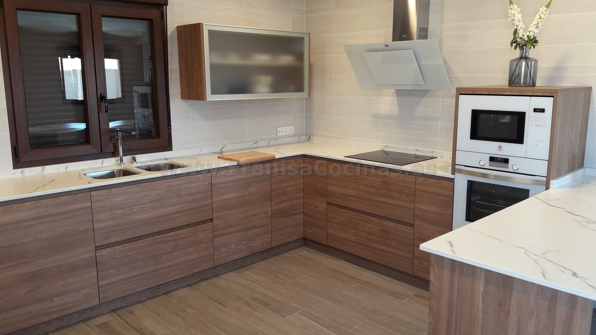 Muebles de cocina tirador uñero gola madera - Imagen 60
