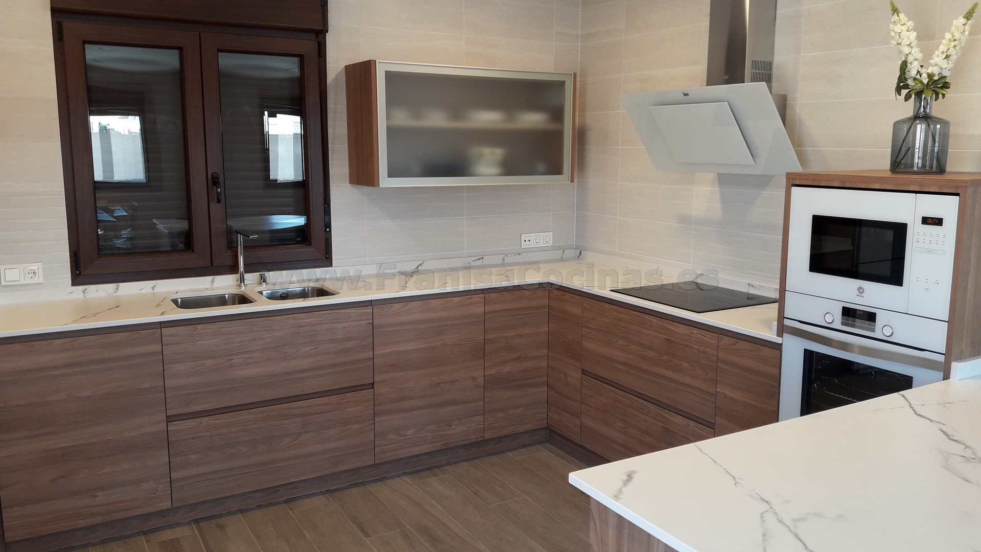 Muebles de cocina tirador uñero gola madera - Imagen 59