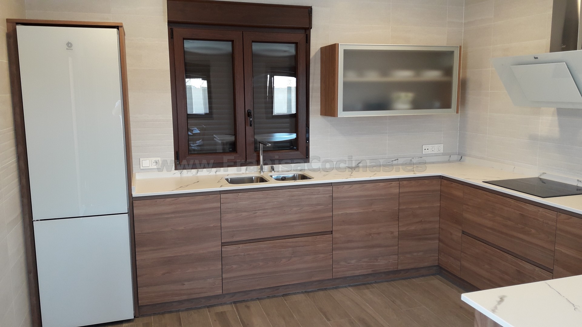 Muebles de cocina tirador uñero gola madera - Imagen 58