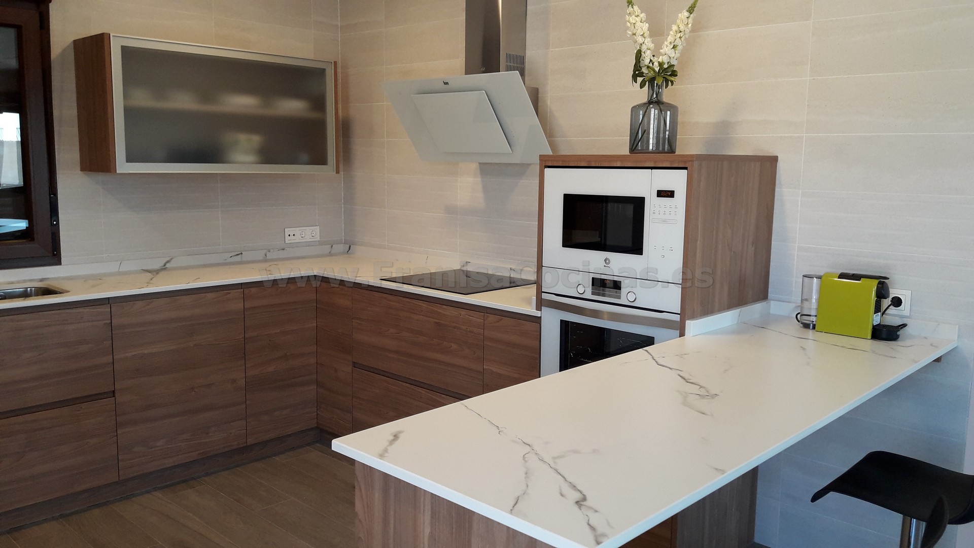 Muebles de cocina tirador uñero gola madera - Imagen 57