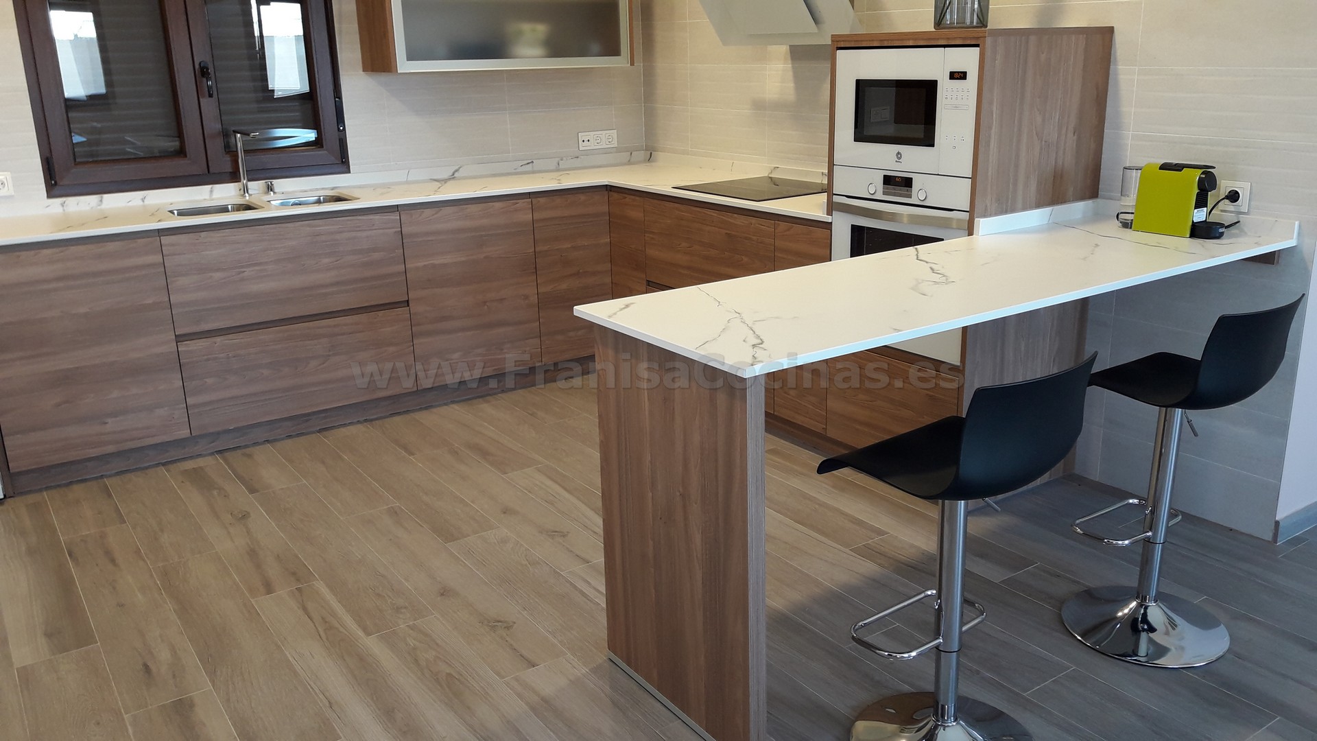 Muebles de cocina tirador uñero gola madera - Imagen 56