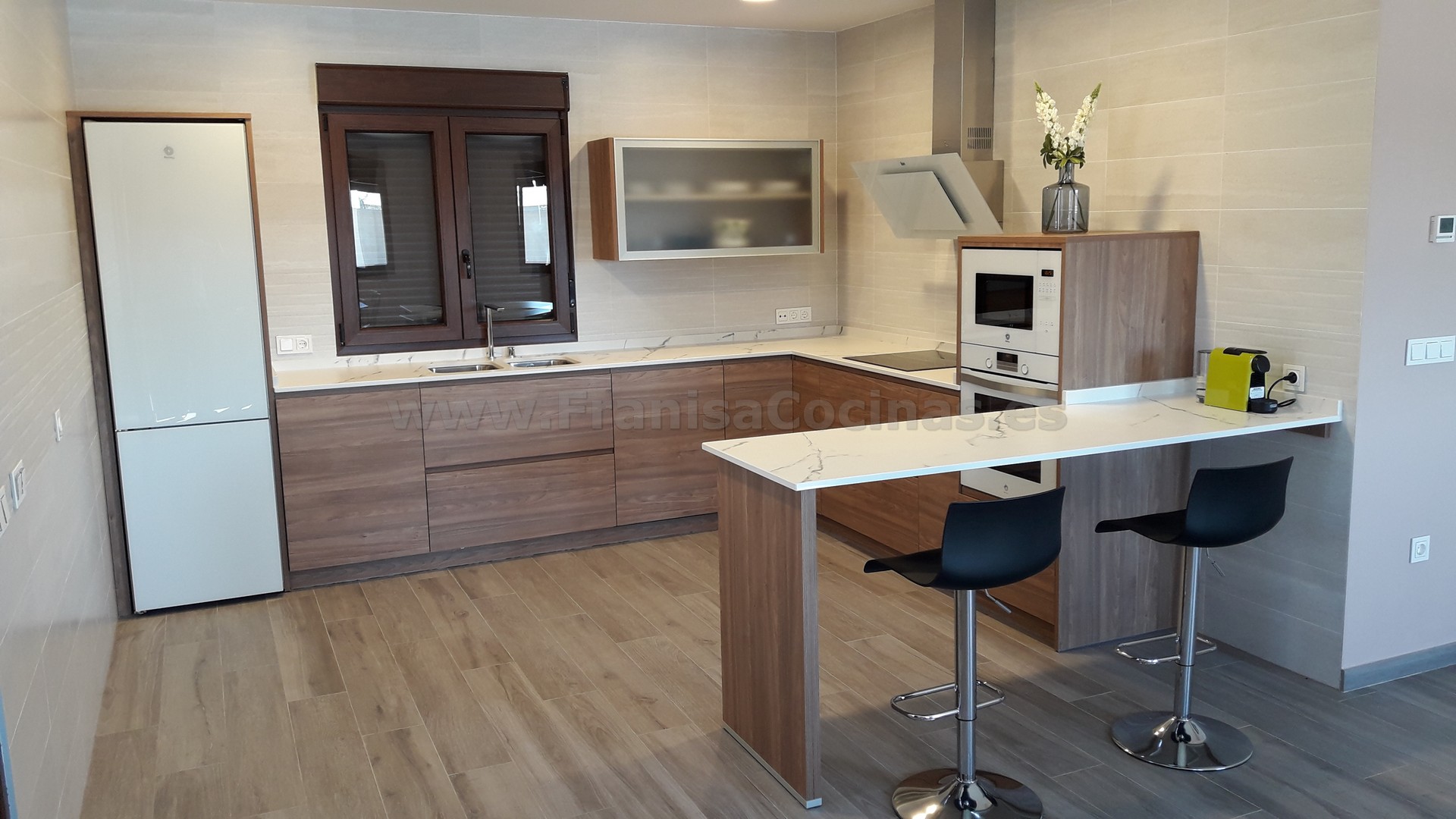 Muebles de cocina tirador uñero gola madera - Imagen 55