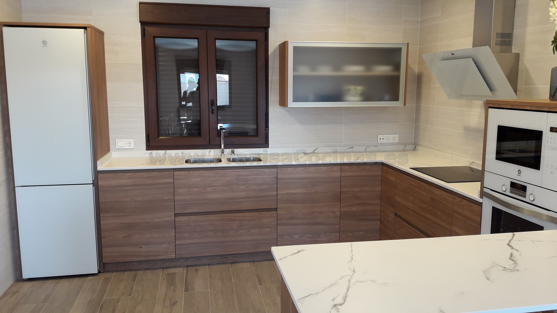 Muebles de cocina tirador uñero gola madera - Imagen 53