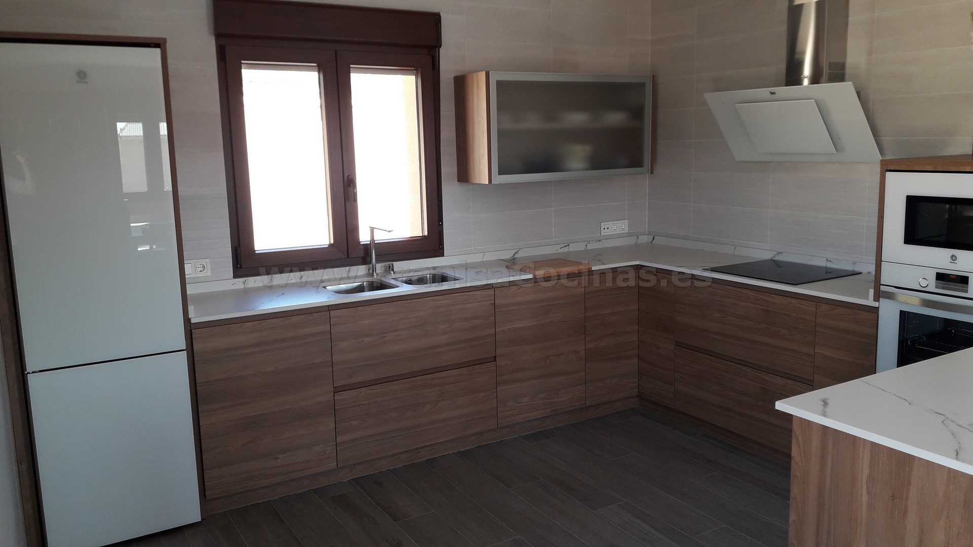 Muebles de cocina tirador uñero gola madera - Imagen 70