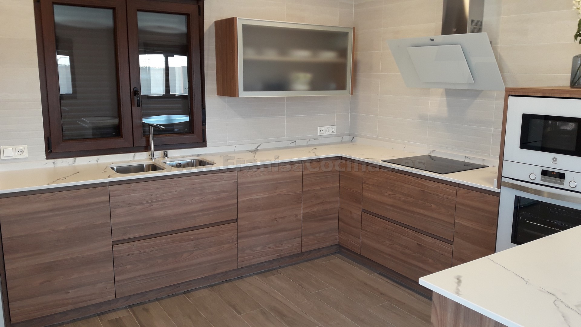 Muebles de cocina tirador uñero gola madera - Imagen 51