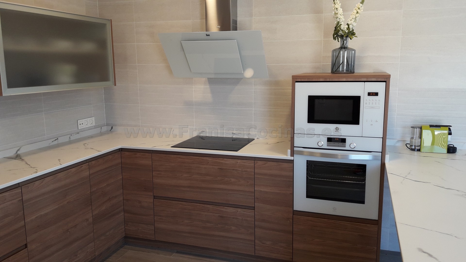 Muebles de cocina tirador uñero gola madera - Imagen 50