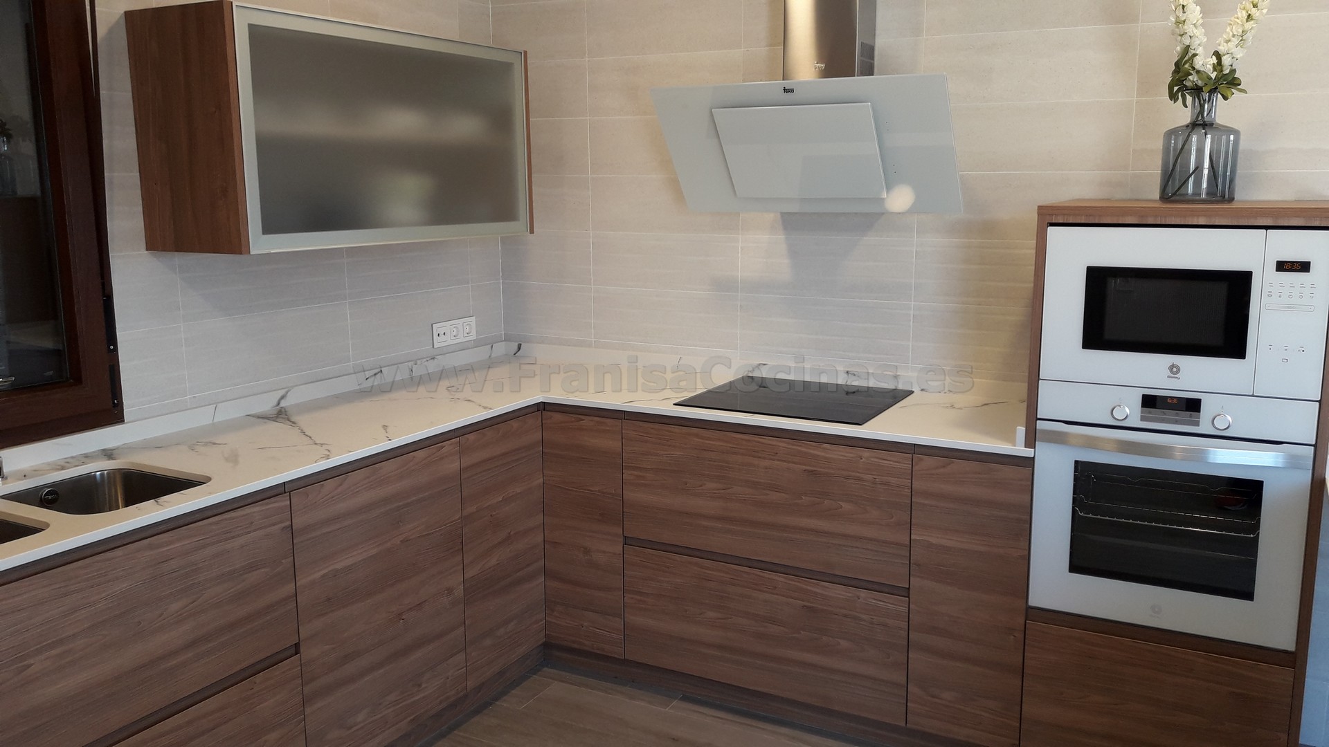 Muebles de cocina tirador uñero gola madera - Imagen 49