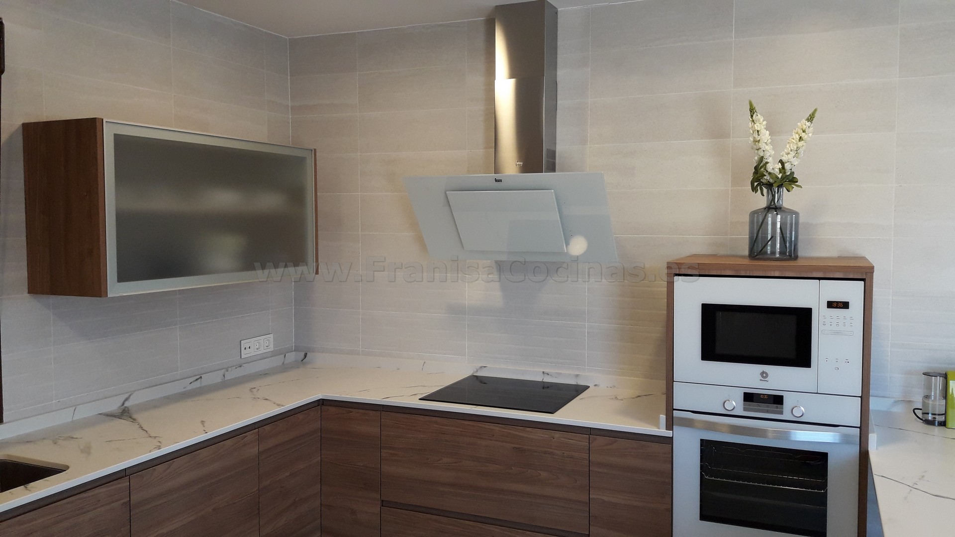 Muebles de cocina tirador uñero gola madera - Imagen 48