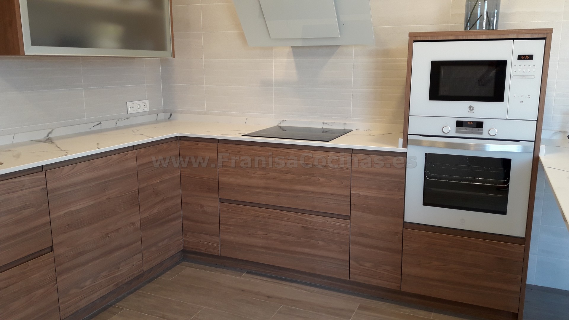 Muebles de cocina tirador uñero gola madera - Imagen 47