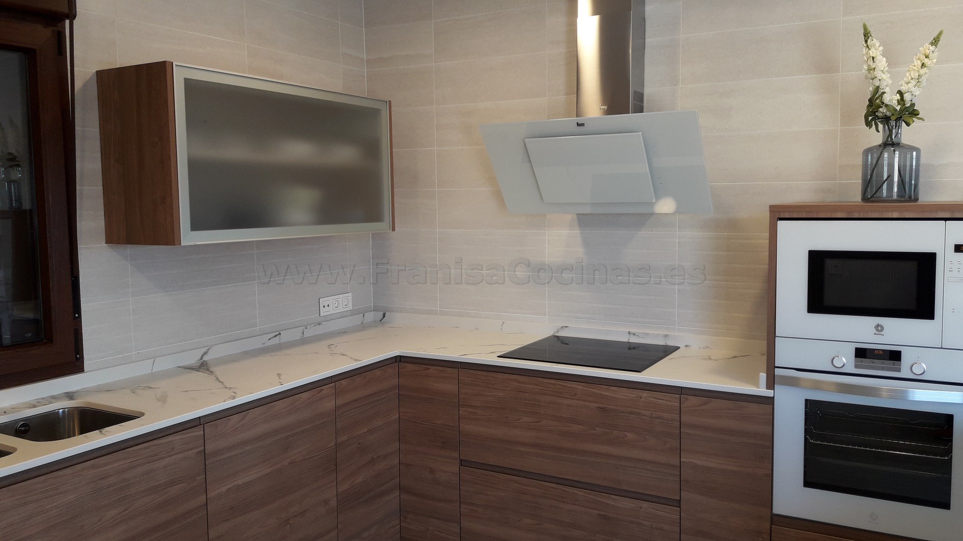 Muebles de cocina tirador uñero gola madera - Imagen 46