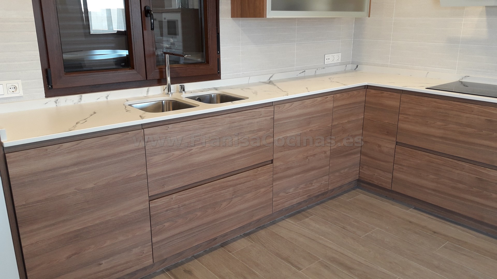 Muebles de cocina tirador uñero gola madera - Imagen 45