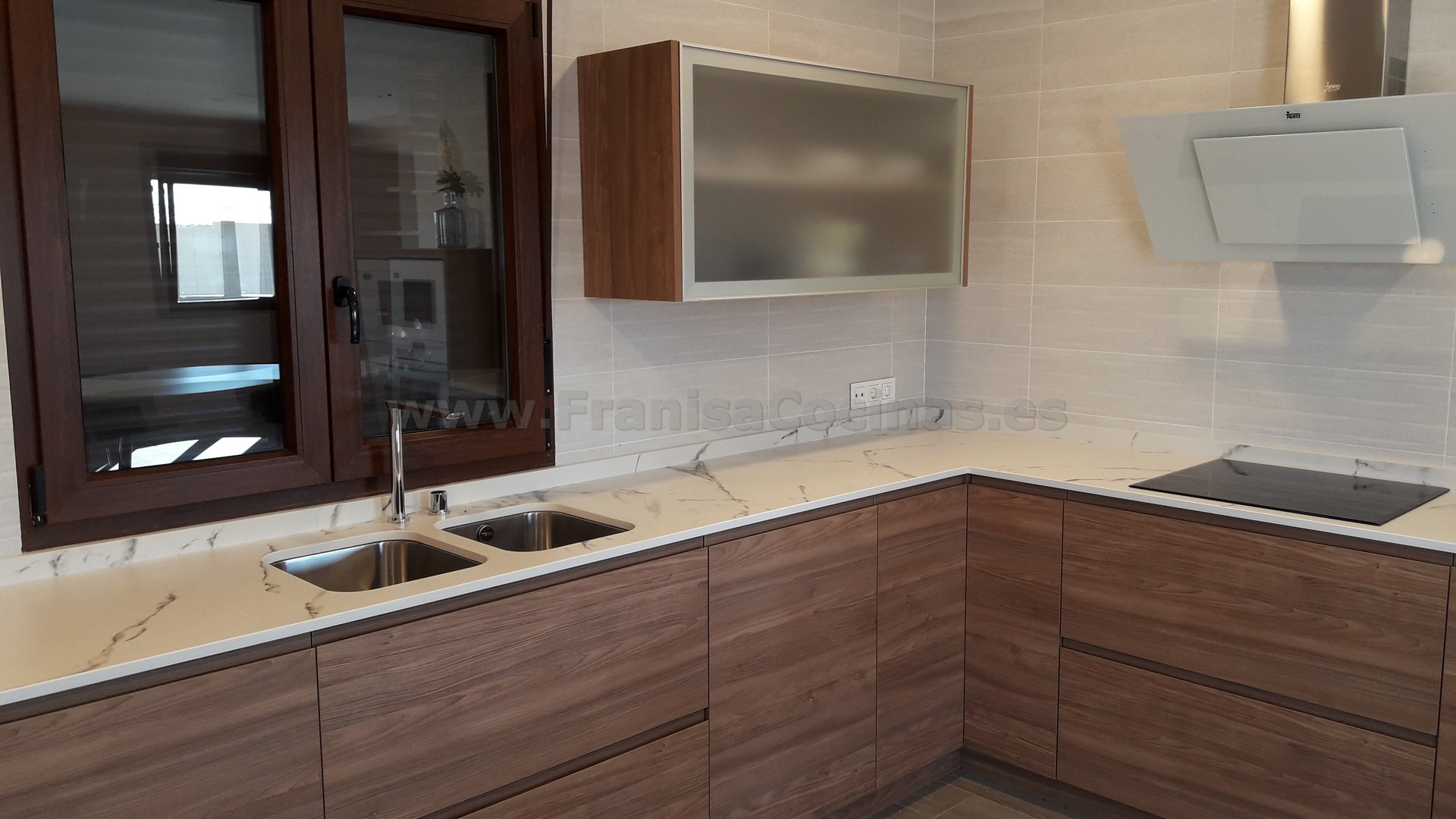 Muebles de cocina tirador uñero gola madera - Imagen 44