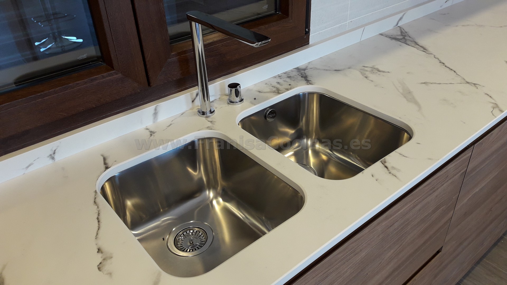 Muebles de cocina tirador uñero gola madera - Imagen 43