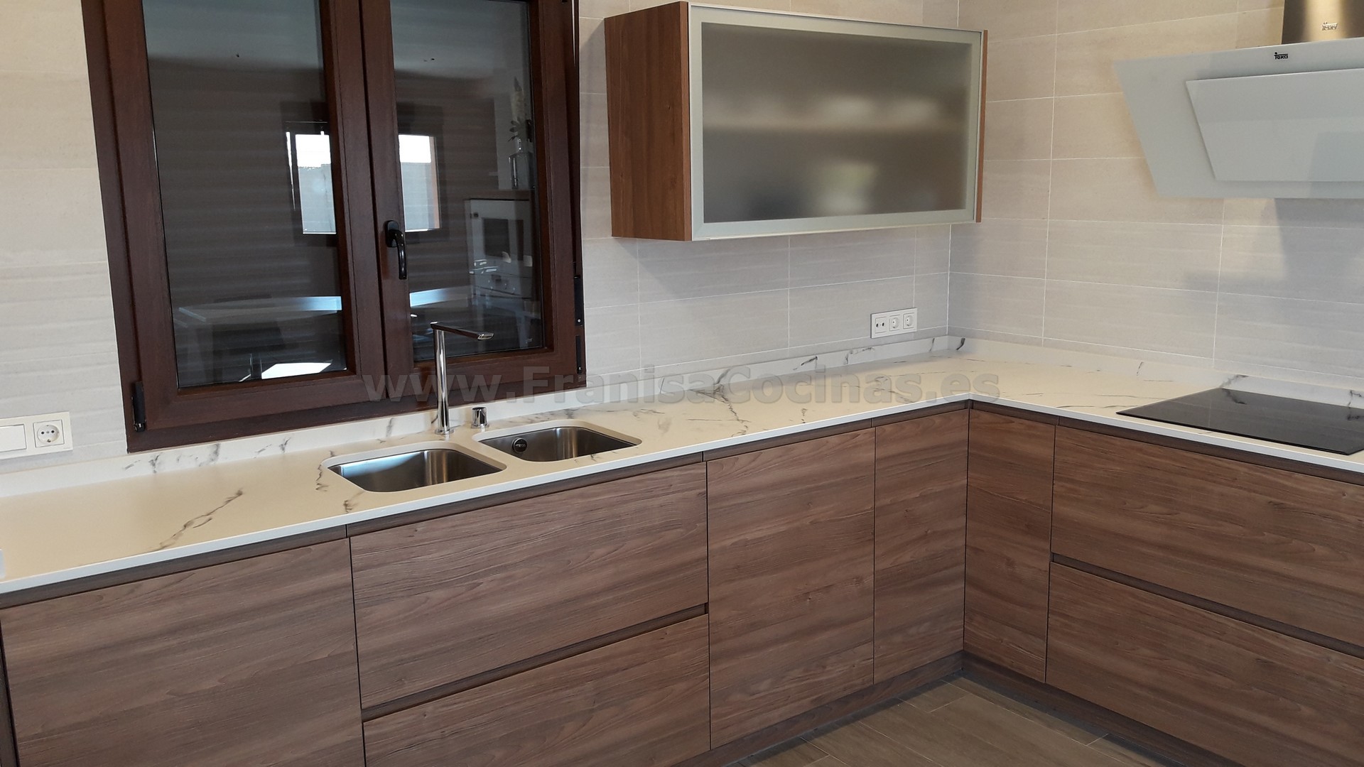 Muebles de cocina tirador uñero gola madera - Imagen 42