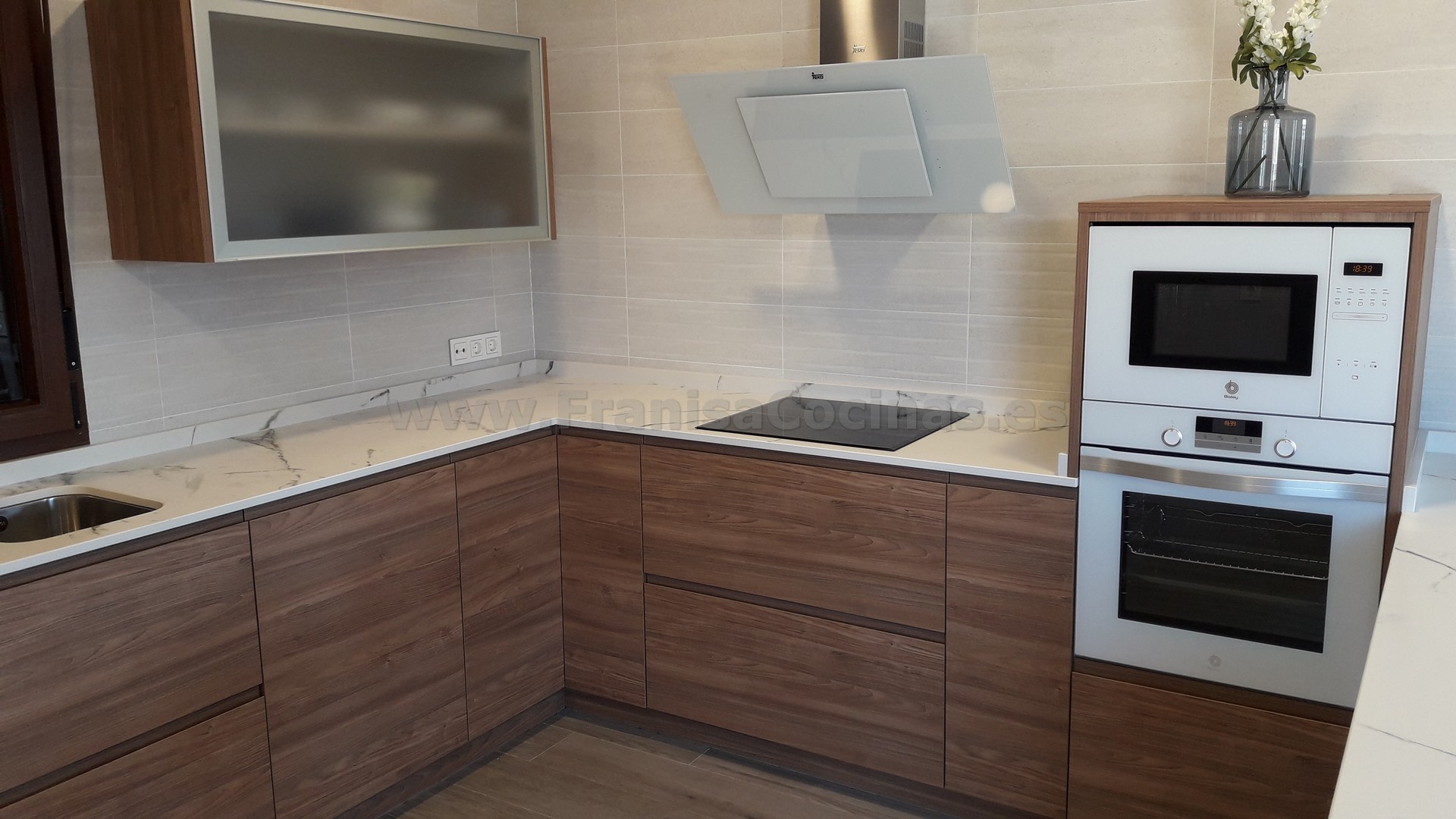 Muebles de cocina tirador uñero gola madera - Imagen 41