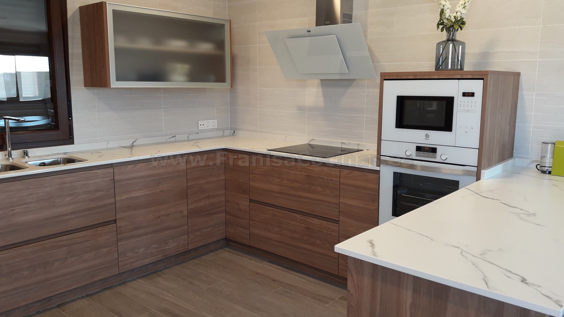 Muebles de cocina tirador uñero gola madera - Imagen 40