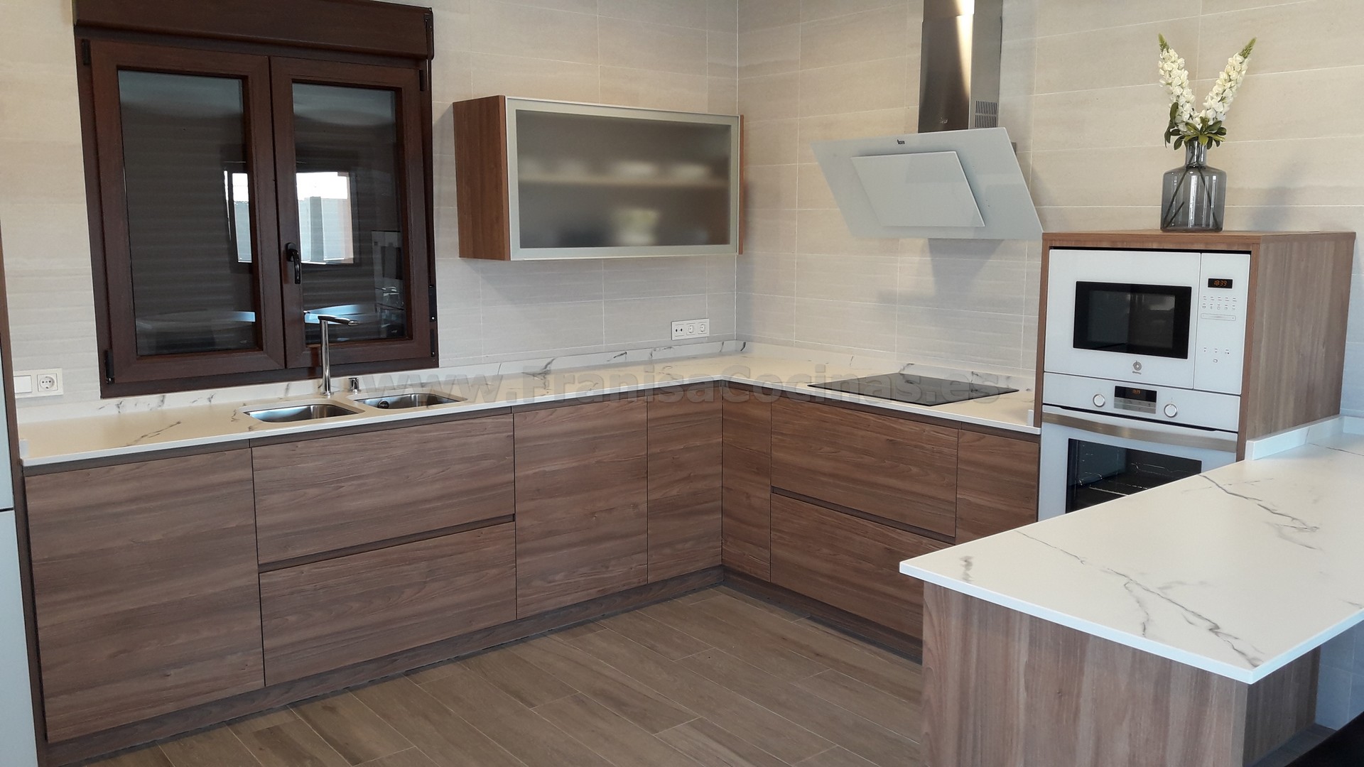 Muebles de cocina tirador uñero gola madera - Imagen 39