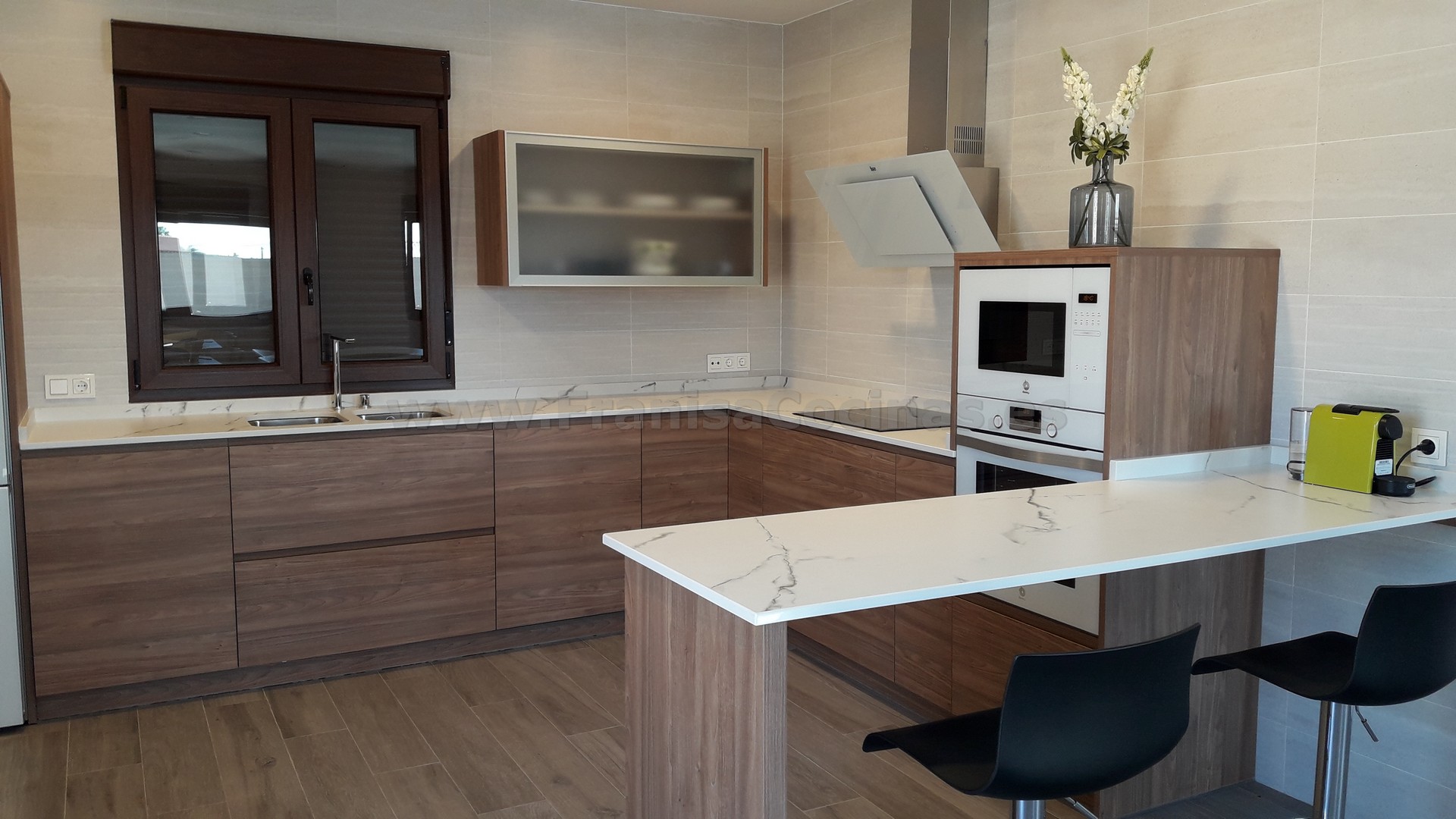 Muebles de cocina tirador uñero gola madera - Imagen 38