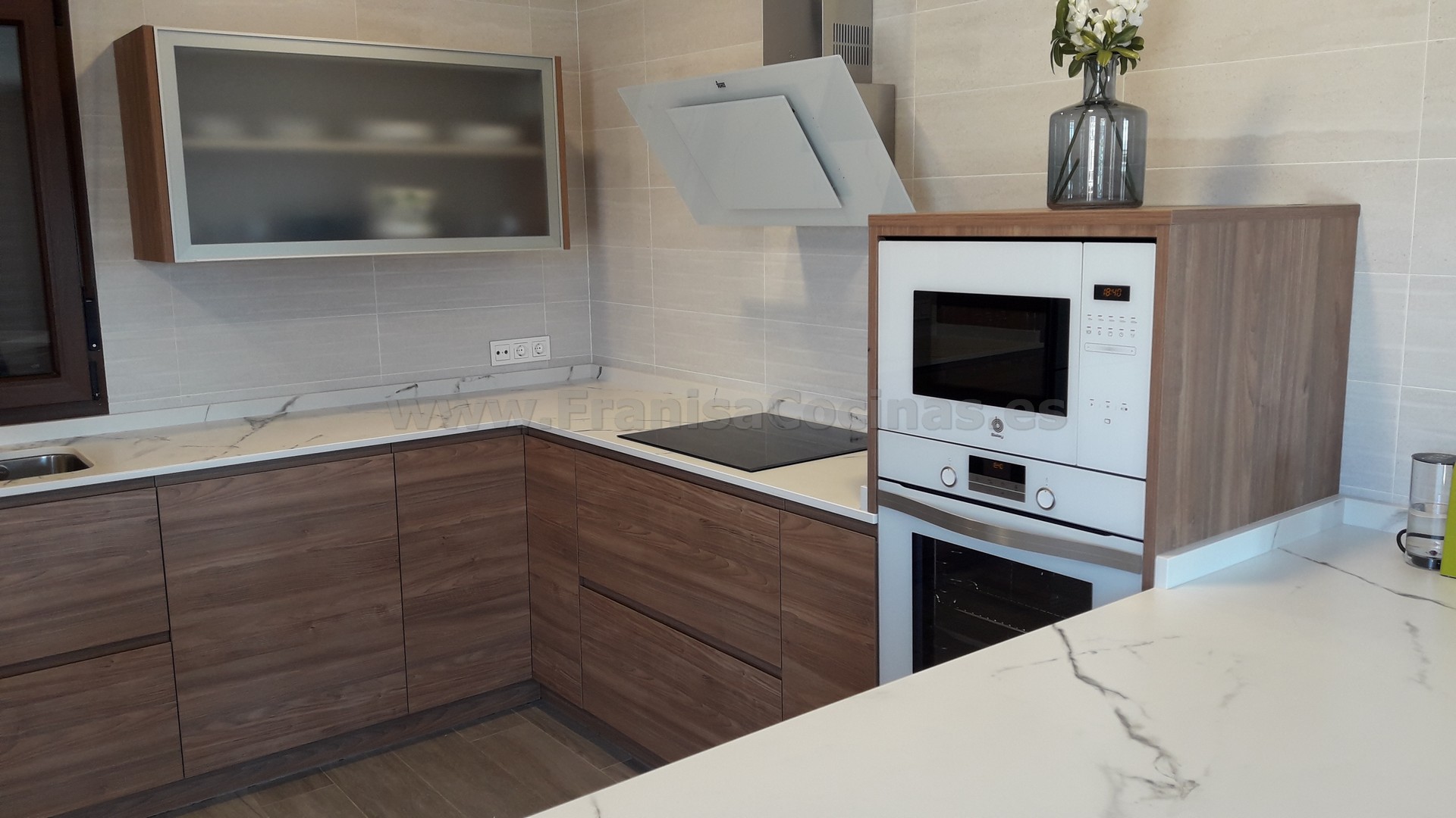 Muebles de cocina tirador uñero gola madera - Imagen 34