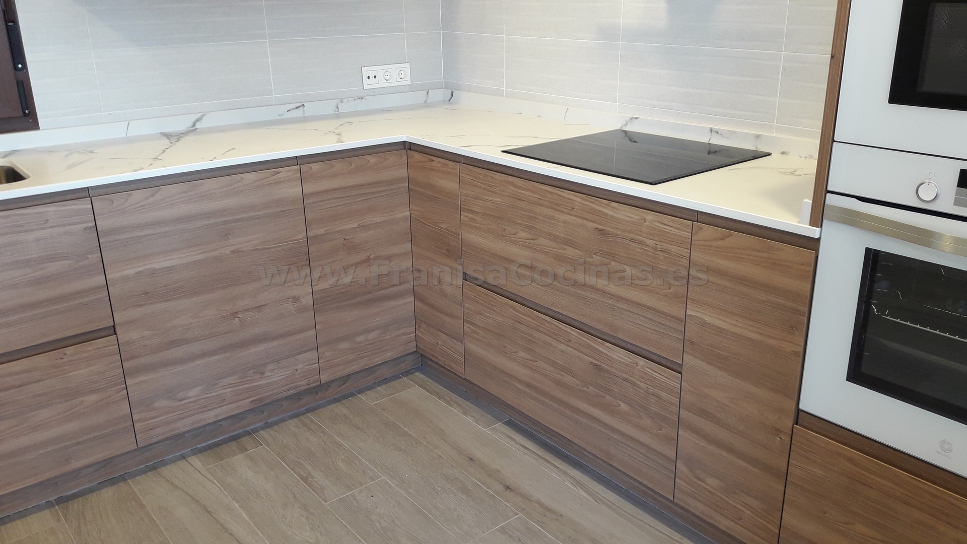 Muebles de cocina tirador uñero gola madera - Imagen 33