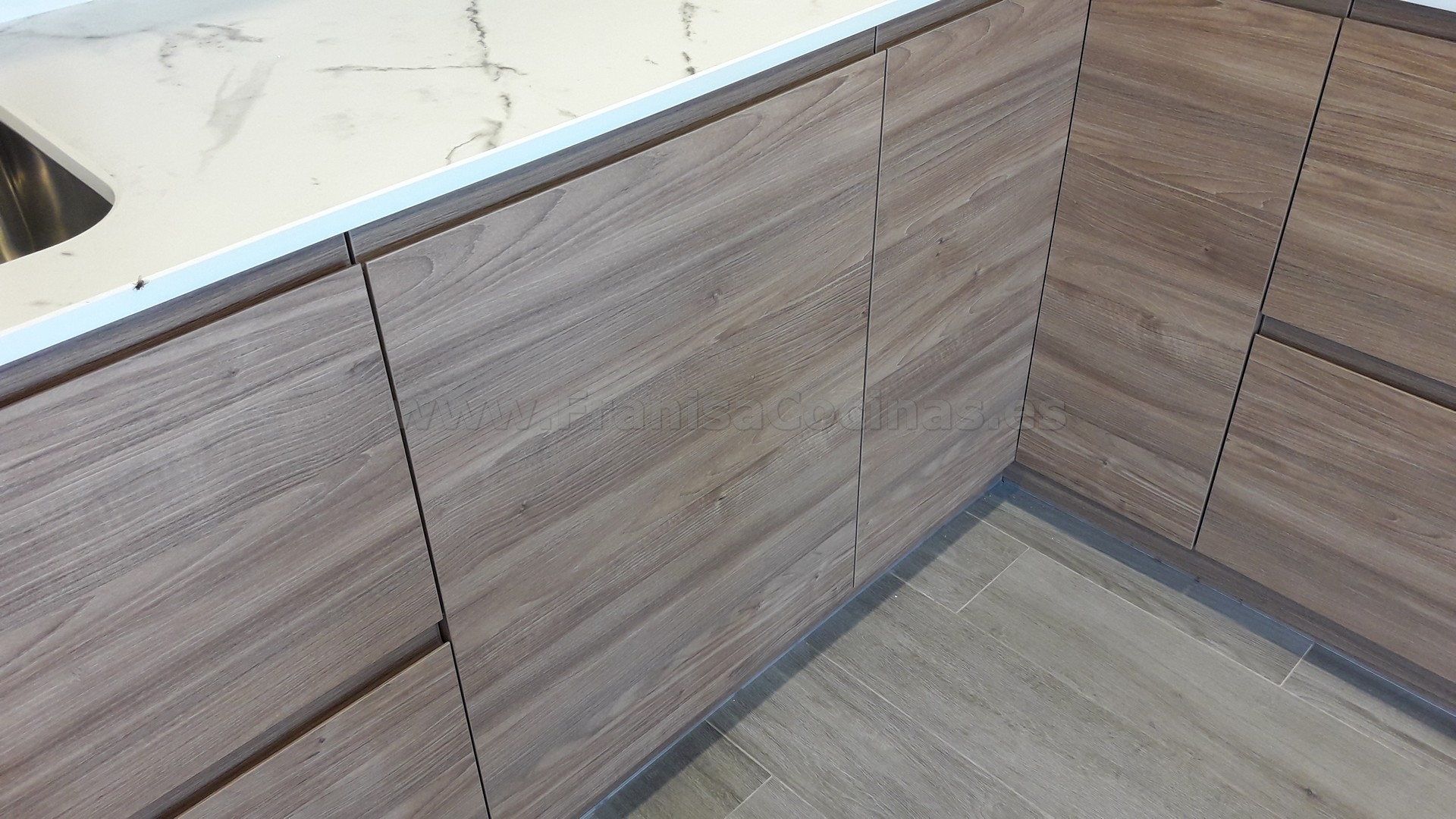 Muebles de cocina tirador uñero gola madera - Imagen 28