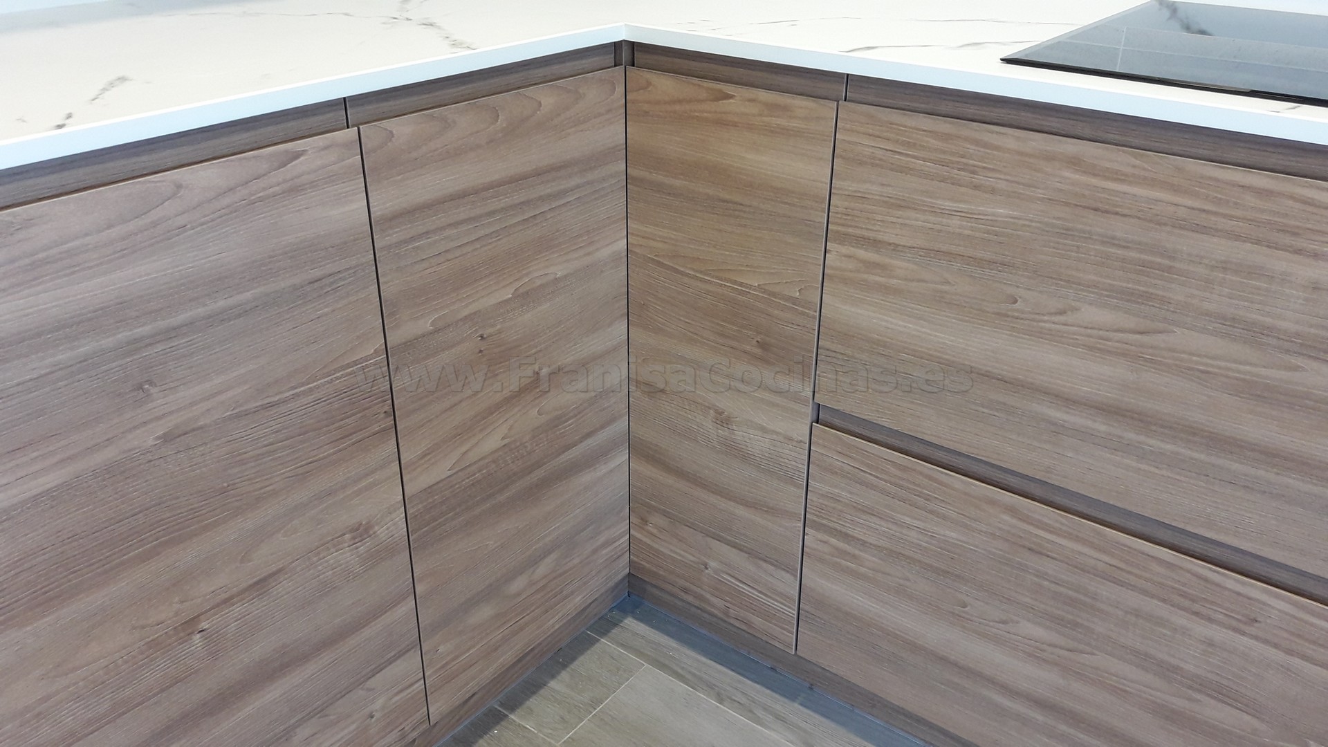 Muebles de cocina tirador uñero gola madera - Imagen 26