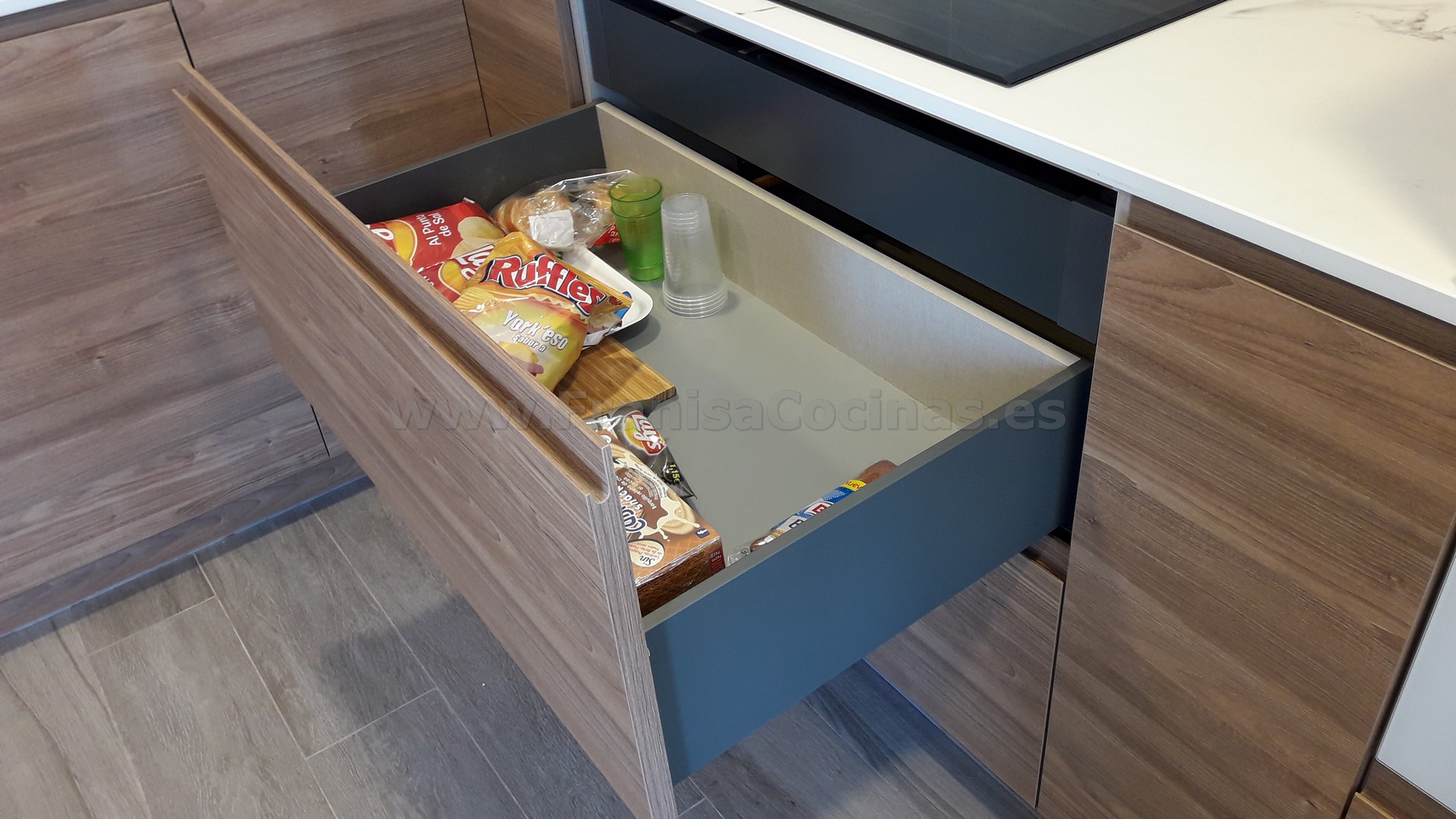 Muebles de cocina tirador uñero gola madera - Imagen 24