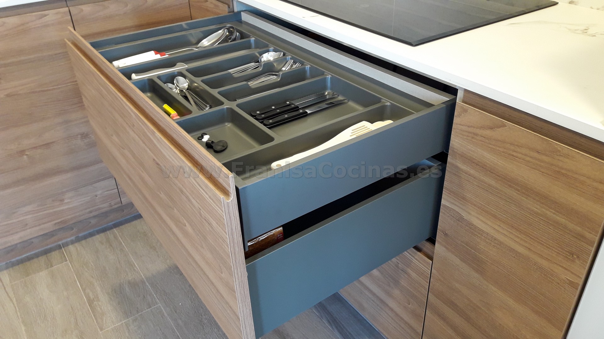 Muebles de cocina tirador uñero gola madera - Imagen 23