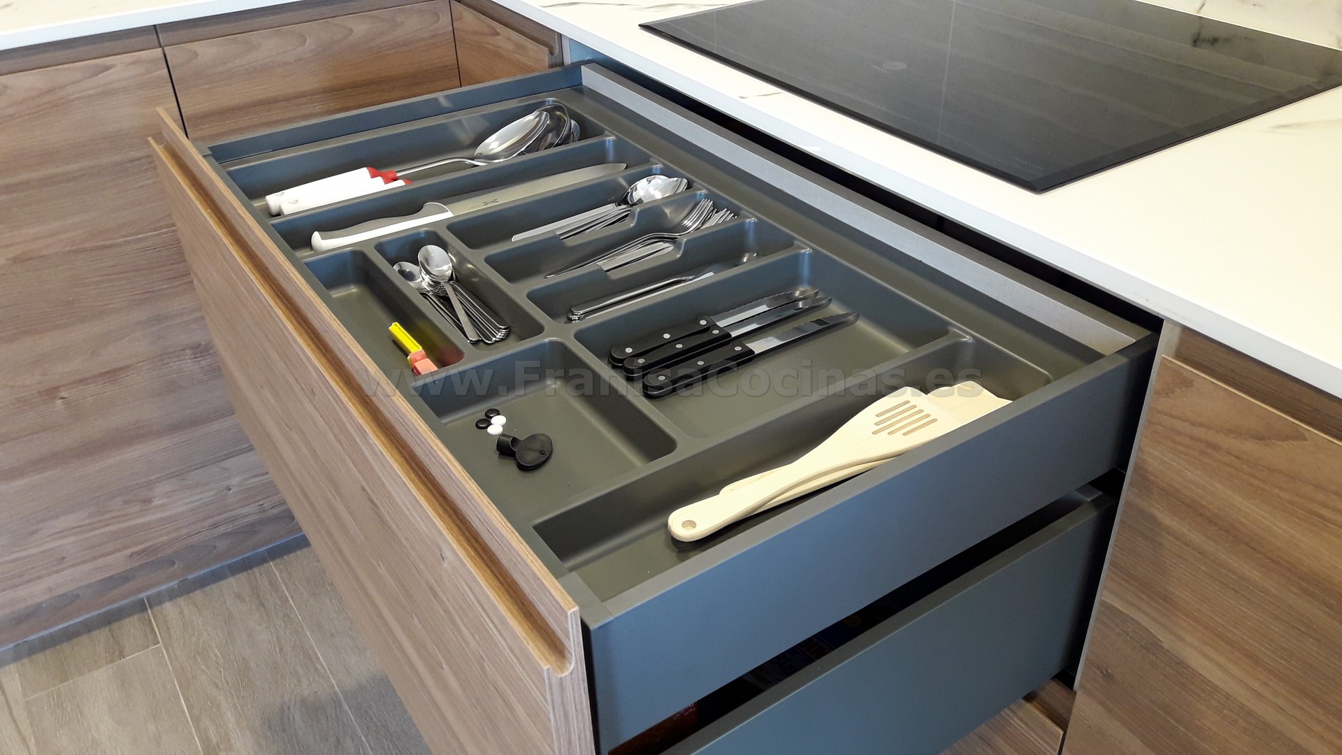 Muebles de cocina tirador uñero gola madera - Imagen 22