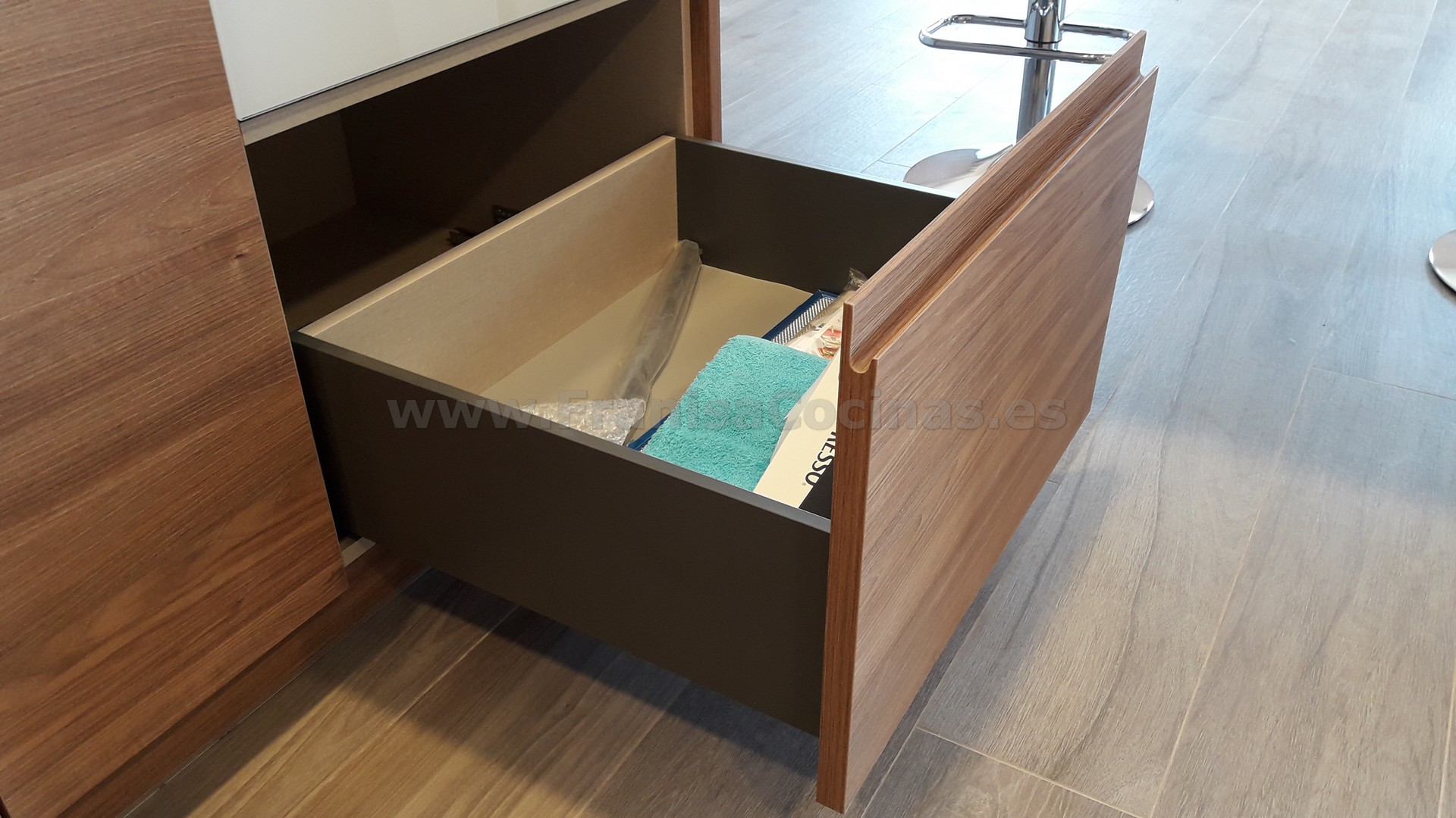 Muebles de cocina tirador uñero gola madera - Imagen 19