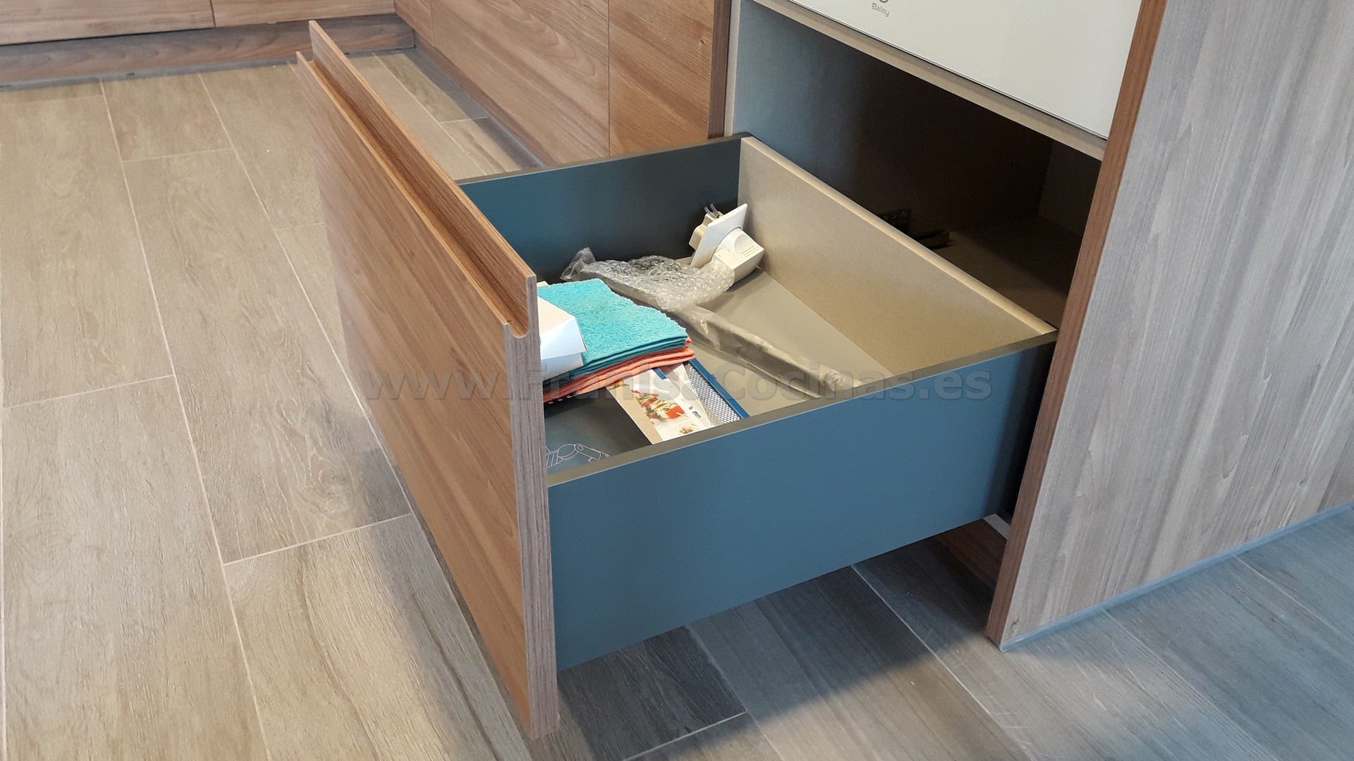 Muebles de cocina tirador uñero gola madera - Imagen 18