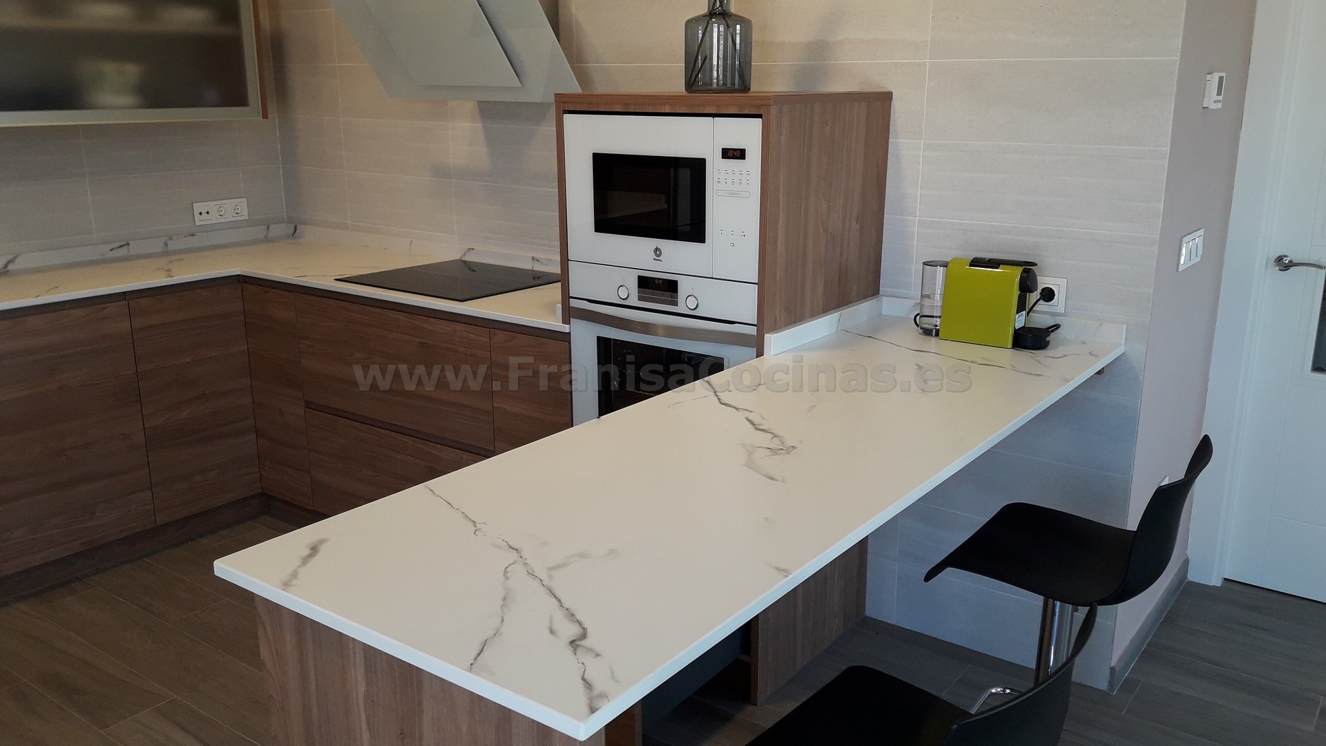 Muebles de cocina tirador uñero gola madera - Imagen 16