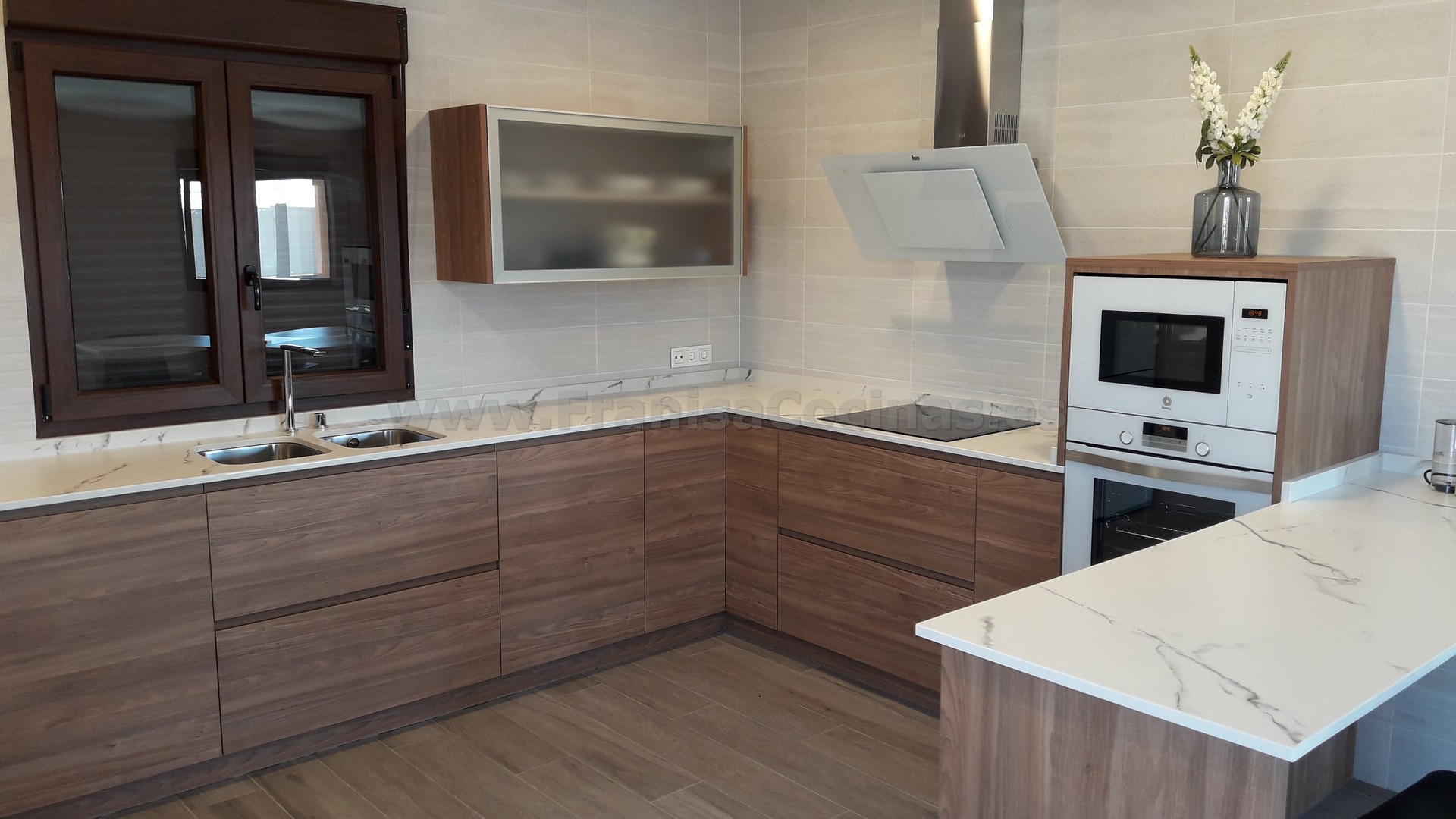 Muebles de cocina tirador uñero gola madera - Imagen 15