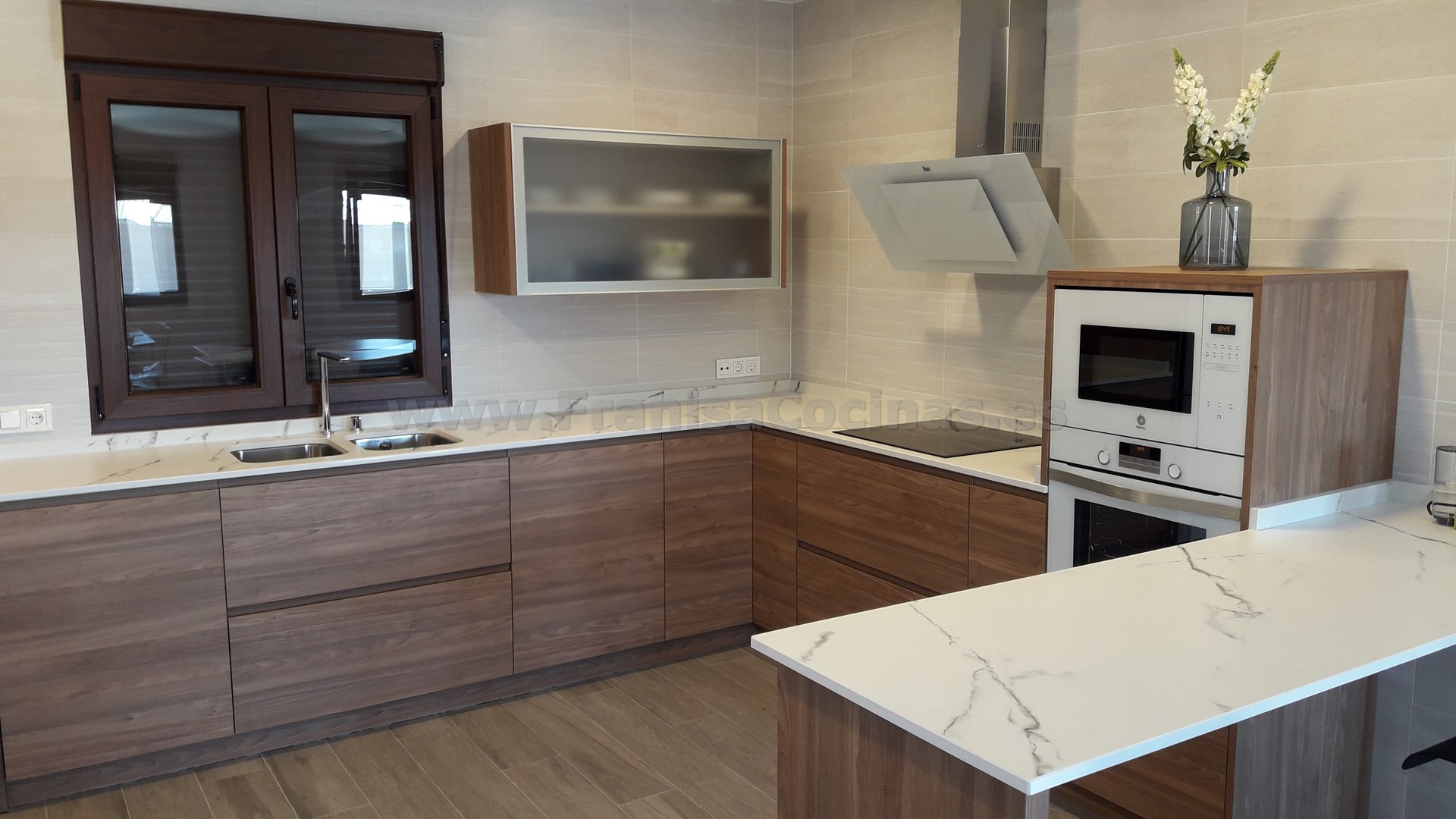 Muebles de cocina tirador uñero gola madera - Imagen 14