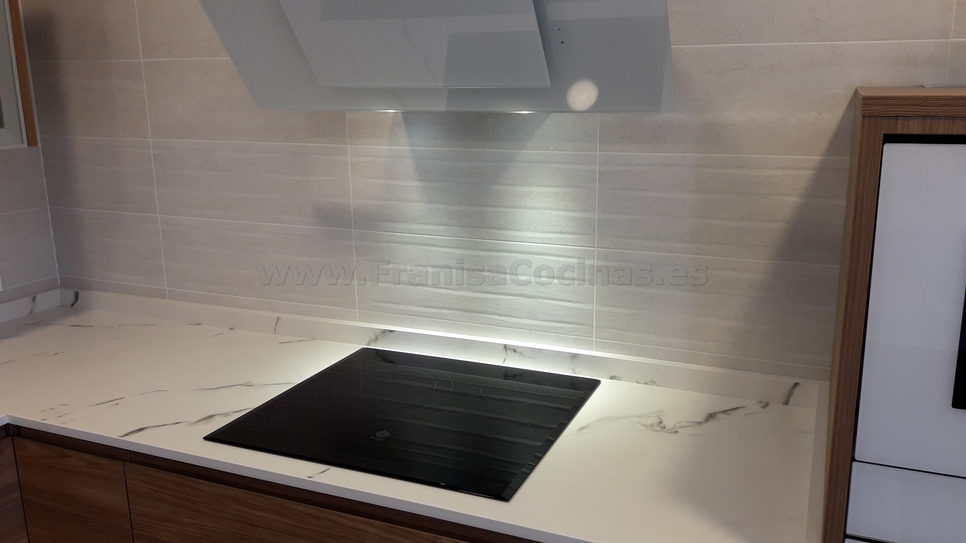 Muebles de cocina tirador uñero gola madera - Imagen 13