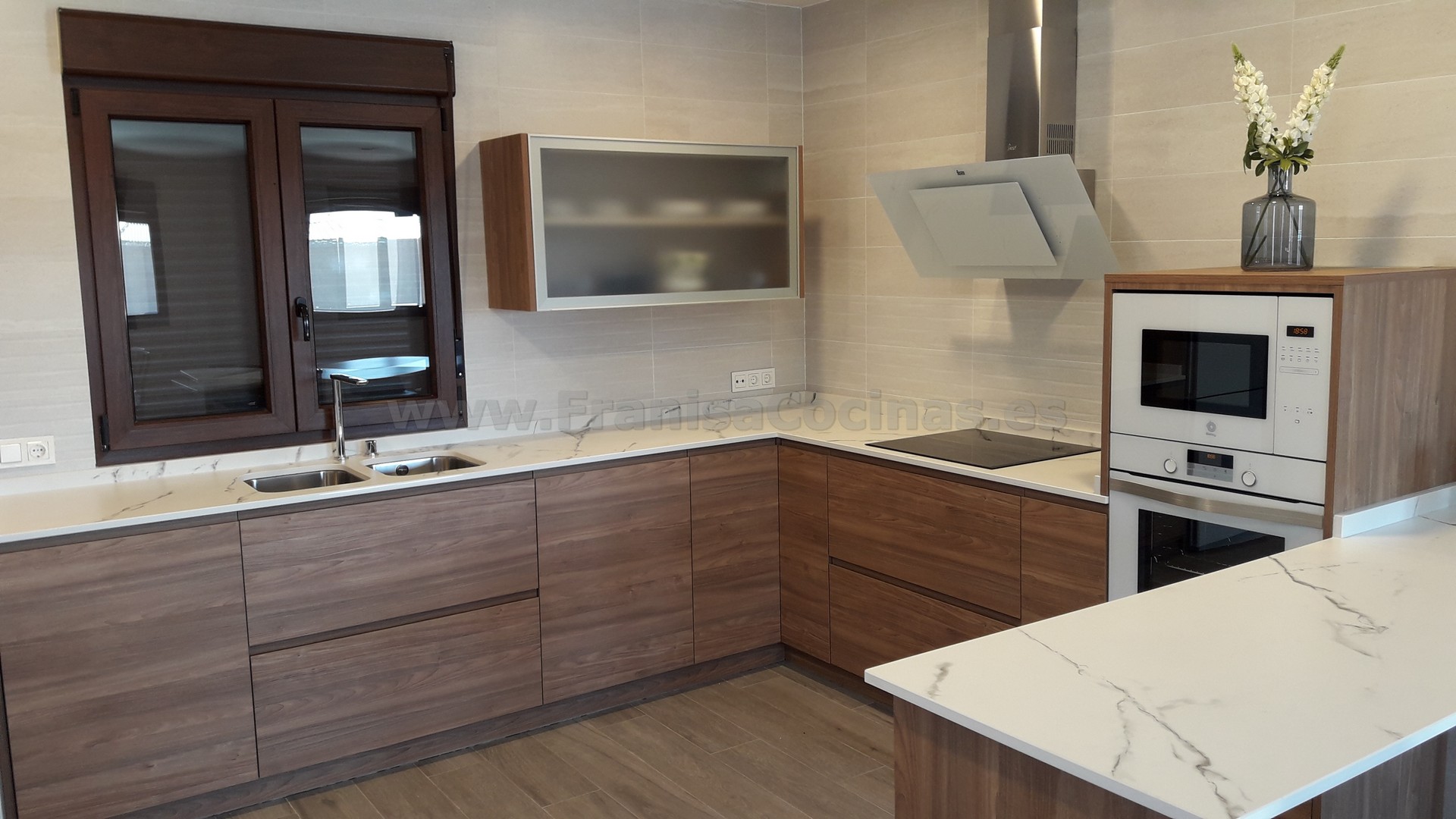 Muebles de cocina tirador uñero gola madera - Imagen 12