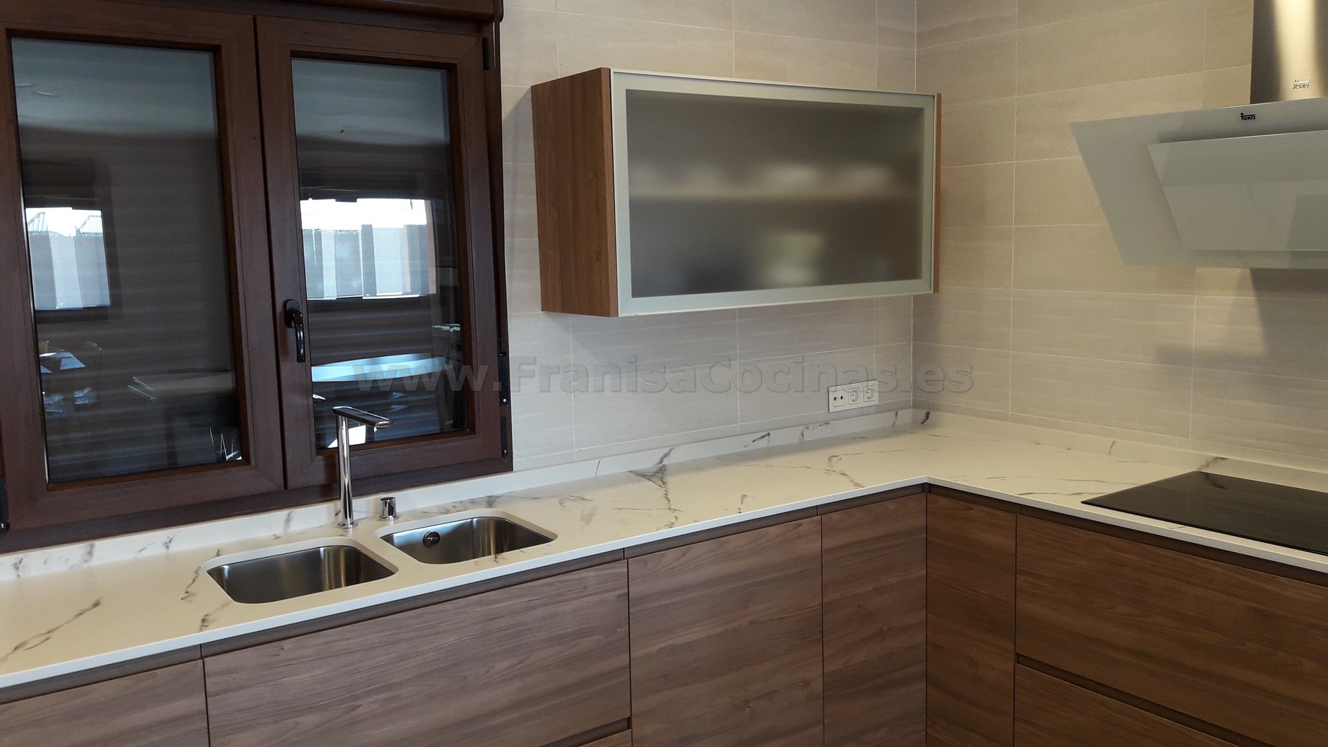 Muebles de cocina tirador uñero gola madera - Imagen 10